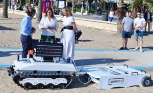 Pruebas con el robot inteligente de limpieza de playas basado en IA